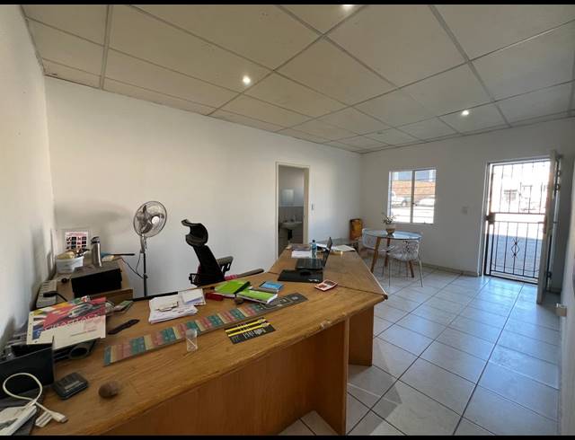 270M² WAREHOUSE TO LET IN LASER PARK
